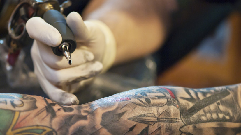 Врач Кондрахин пояснил, чем опасно для здоровья нанесение татуировок