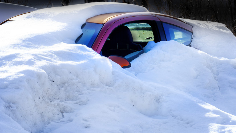 Автоэксперт рассказал, как долго машина может простоять под снегом без последствий
