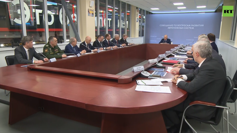 Путин призвал кабмин снимать барьеры, мешающие внедрению автономных решений