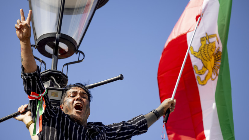 Протестующие в Лондоне сорвали флаг с посольства Ирана