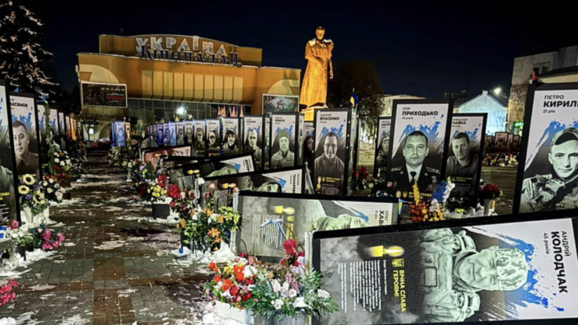 Женщина разгромила аллею с портретами бойцов ВСУ в Ровно