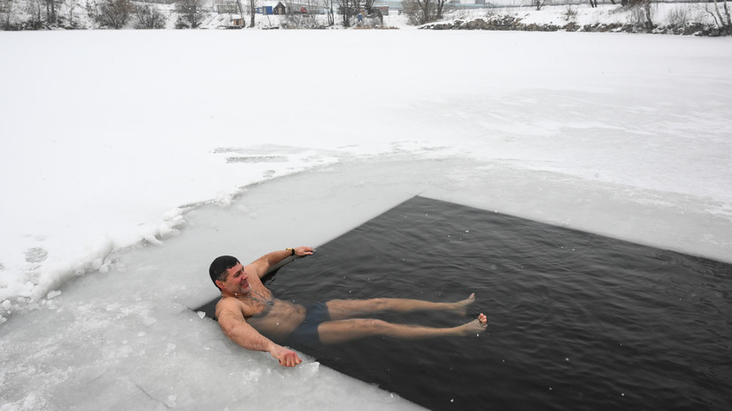 Роспотребнадзор рассказал, кому нужно быть осторожнее при купании в проруби