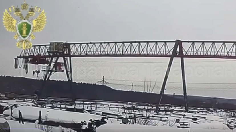 В Татарстане женщина выпала из кабины рухнувшего крана и чудом выжила