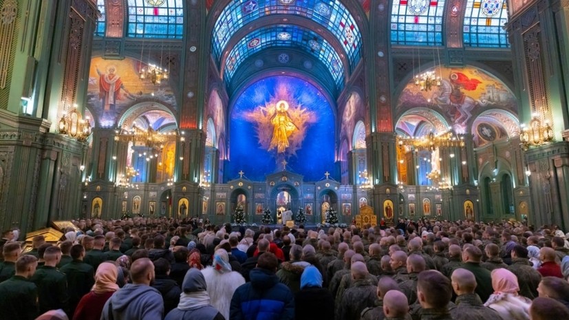 В Главном храме ВС России проходит таинство Великого освящения воды