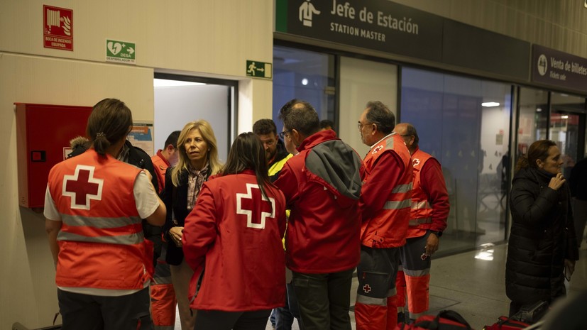 Число жертв при сходе с рельсов двух поездов в Испании выросло до 24