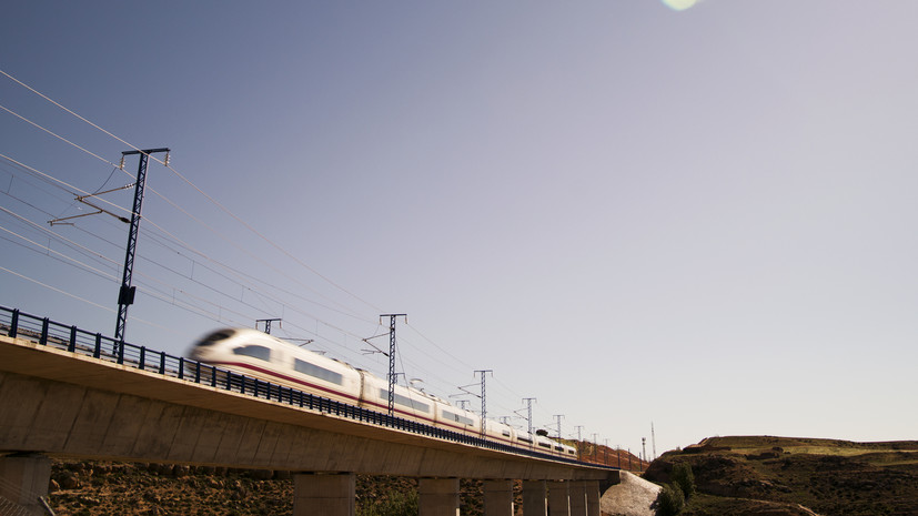 Глава Минтранса Испании Пуэнте счёл крайне странным сход двух поездов с рельсов