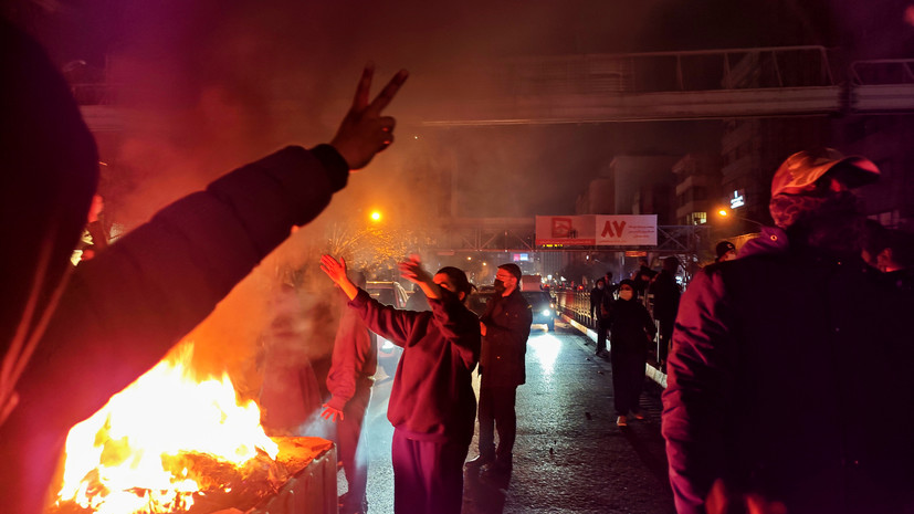 В Иране в ходе беспорядков повреждены 300 мечетей и более 2 тысяч машин полиции