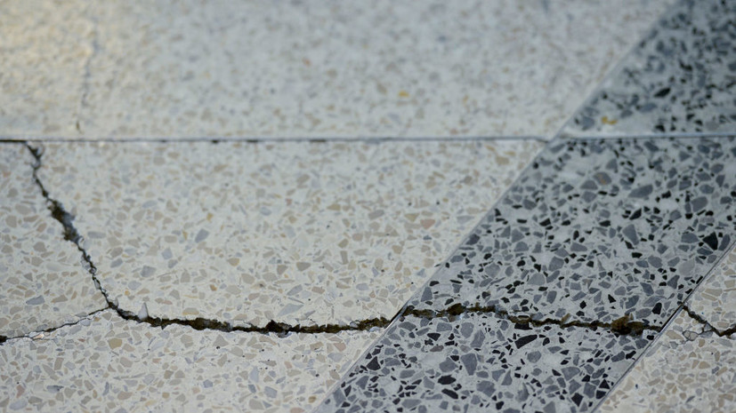 В хабаровском торговом центре раскололся пол