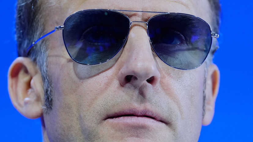 Макрон выступил на форуме в Давосе в солнцезащитных очках