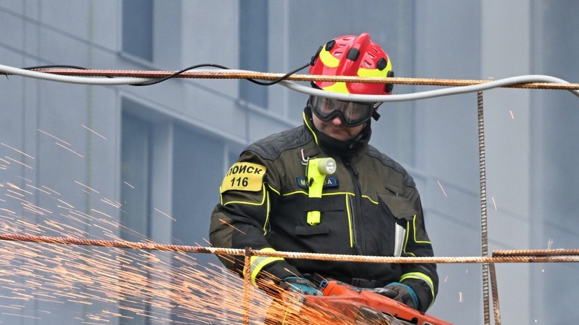 Спасатели продолжают разбирать завалы на месте обрушения ТЦ в Новосибирске