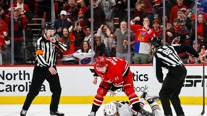 Никишин побил канадца и американца в драке во время матча НХЛ между «Каролиной» и «Чикаго»