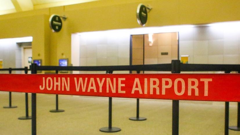 Автомобиль врезался во вход аэропорта в Детройте