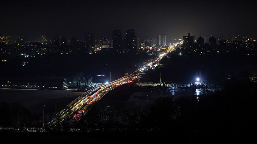 Более 1,2 млн потребителей остались без света в Киеве и Чернигове