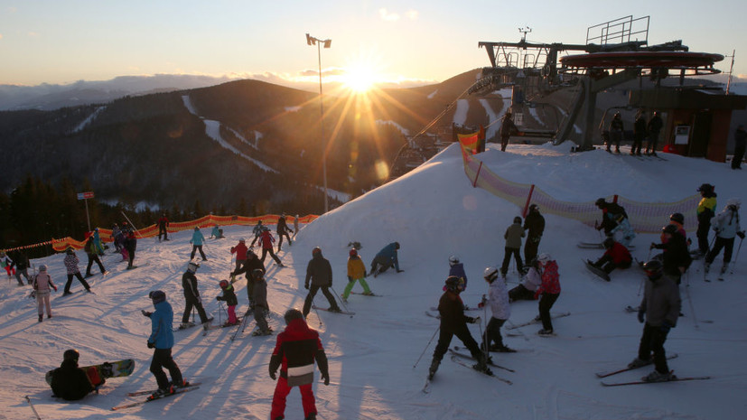 «СТРАНА.ua»: на фоне блэкаутов украинцы заполонили горнолыжный курорт Буковель