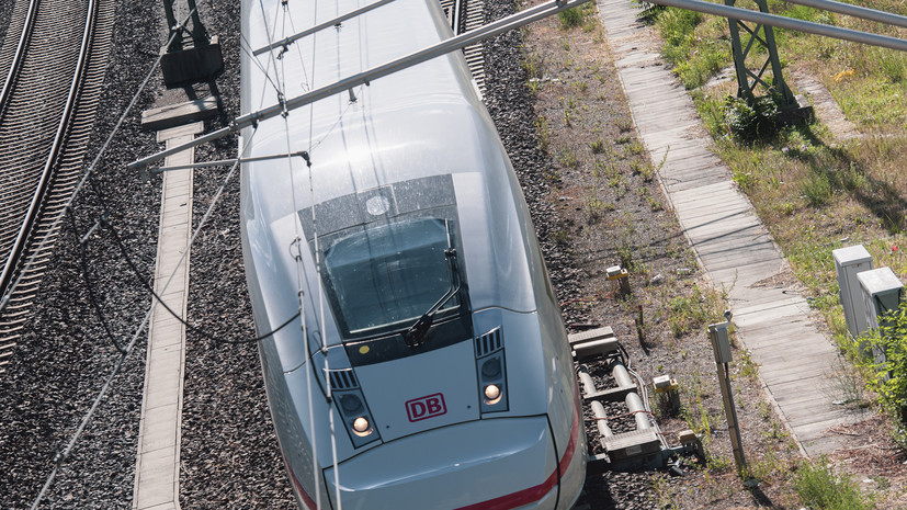 RMF 24: под Варшавой автомобиль загорелся после столкновения с двумя поездами