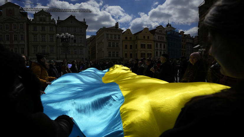 В Чехии назвали провокацией появление 30-метрового флага Украины в центре Праги