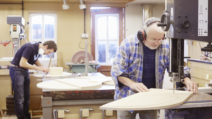 Юрист: работодателю запрещено увольнять человека в связи с пенсионным возрастом