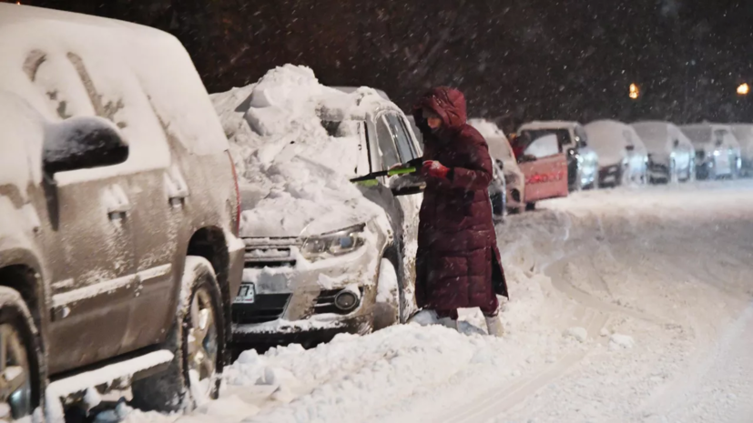 Дептранс Москвы призывает пересесть с автомобилей на метро из-за снегопада