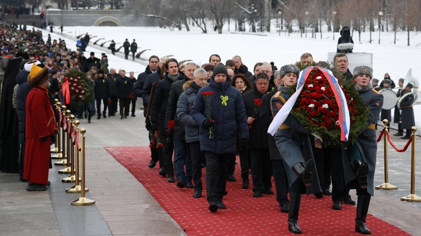 На Пискарёвском кладбище почтили память жителей блокадного Ленинграда