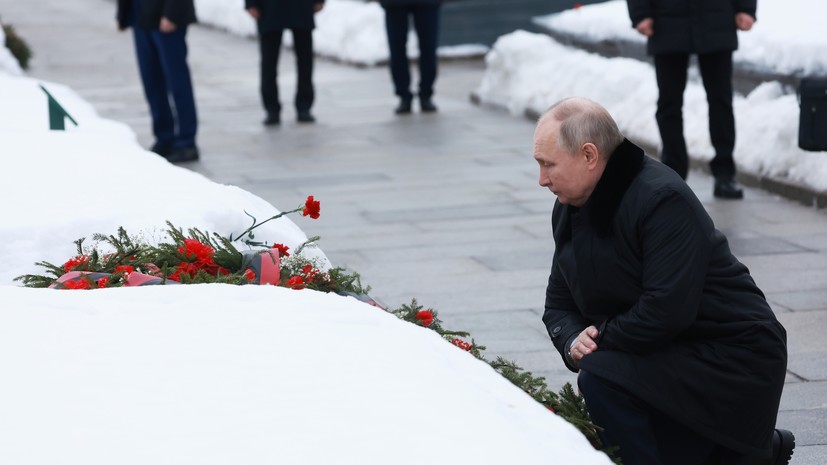 Путин возложил цветы к монументу &laquo;Мать-Родина&raquo; на Пискарёвском кладбище