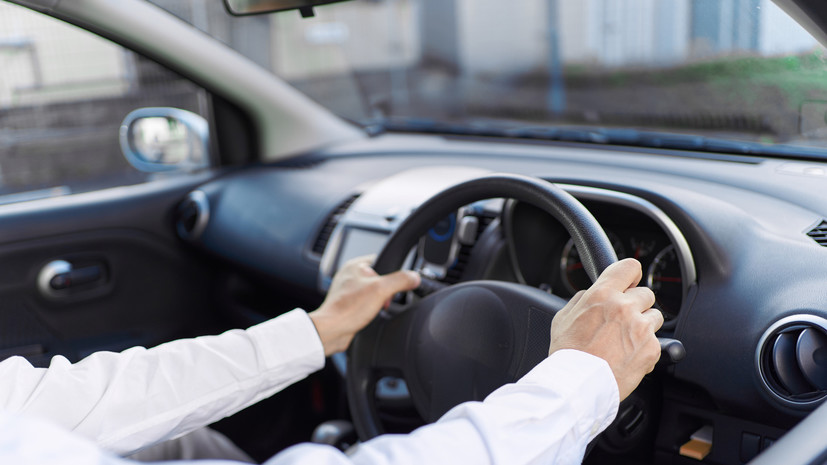 Автоэксперт Ладушкин назвал неудобства и опасности праворульных машин