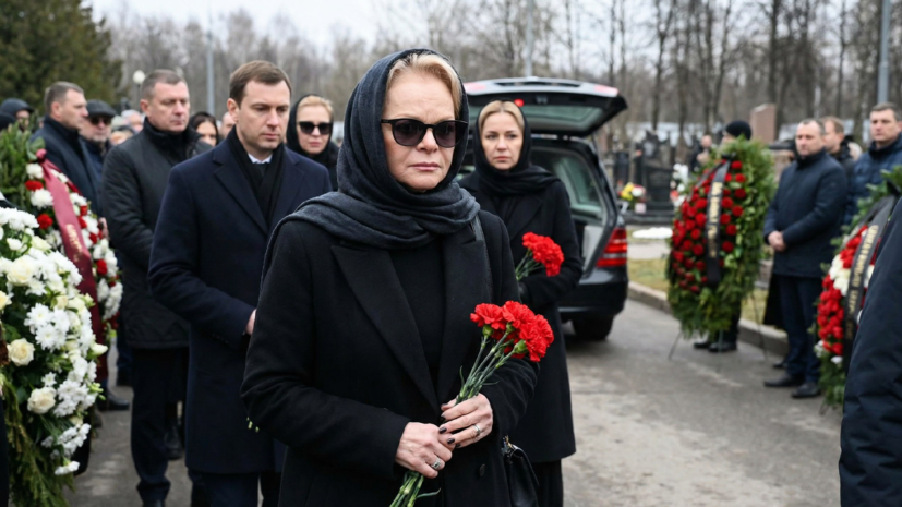 Долина пришла на церемонию прощания с режиссёром Олейниковым в Москве