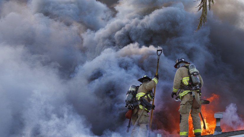 Пожарные ликвидируют крупное возгорание в коммерческом здании в Калифорнии