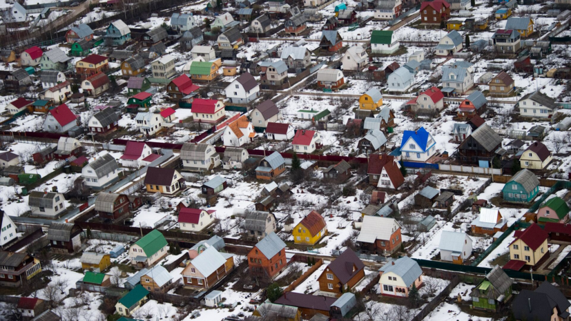 Агроном Зайцева: снег на дачном участке защищает почву и корни растений