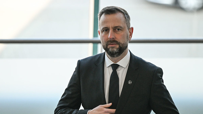 Самолёт министра обороны Польши вернули в Варшаву после взлёта