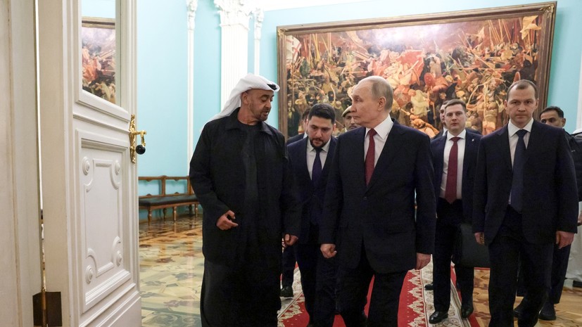Президент ОАЭ надел на встречу с Путиным пальто, подаренное лидером России