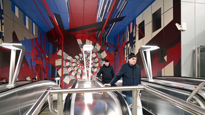 Власти Петербурга объяснили, зачем при входе в метро проверяют экраны смартфонов