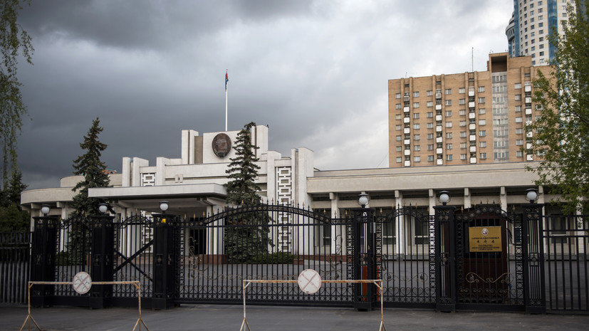 Mash: крыша парковки рухнула в московском посольстве КНДР