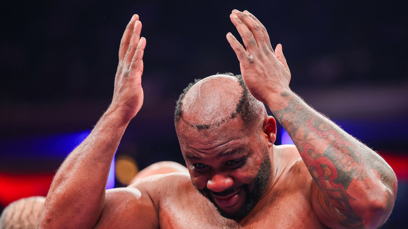 Американский боксёр лишился парика после удара соперника