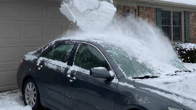 Юрист Славнов рассказал о действиях при падении снега с крыши на автомобиль