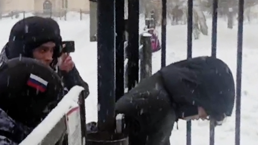 Вооружился пластиковым автоматом, ножом и петардой: что известно о нападении подростка на гимназию в Уфе