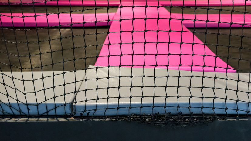 Юрист объяснил, возможно ли получить компенсацию за травму в батутном центре