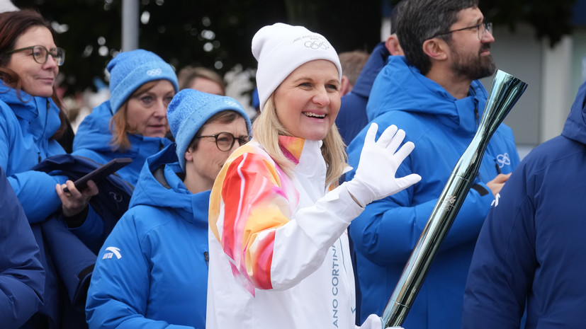 Глава МОК Ковентри пронесла олимпийский огонь по Милану