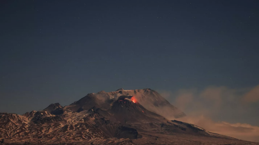 Вулкан Шивелуч на Камчатке выбросил столб пепла на высоту более 10 километров