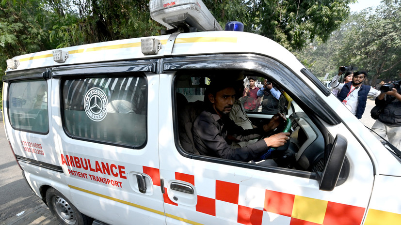 В Индии при обрушении аттракциона погиб один человек, ещё 13 пострадали