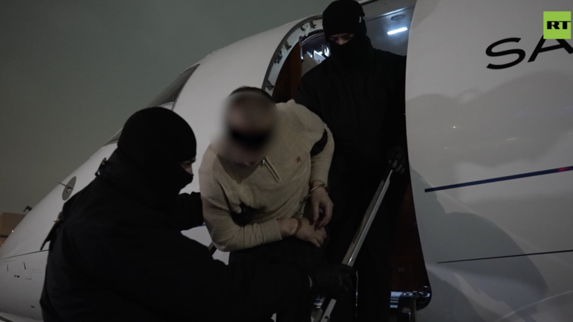 ФСБ показала видео экстрадиции покушавшегося на генерала Алексеева из ОАЭ