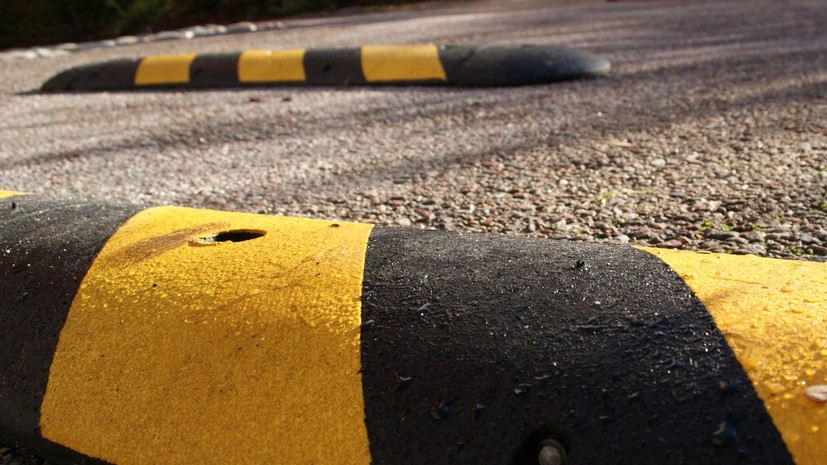 Автоэксперт объяснил вред для машины из-за игнорирования лежачих полицейских