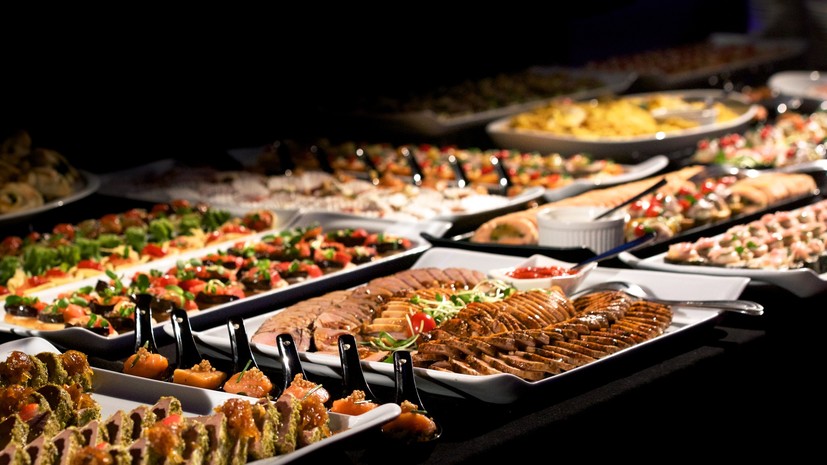 Диетолог Мухина назвала морепродукты на шведском столе опасными для здоровья