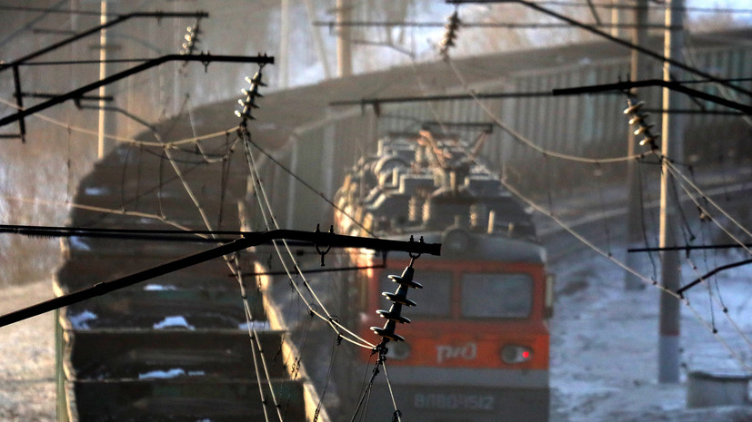 В Хабаровском крае из-за схода 25 вагонов с рельсов задерживаются два поезда