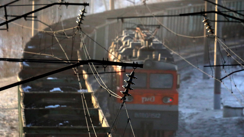 В Хабаровском крае из-за схода 25 вагонов с рельсов задерживаются два поезда