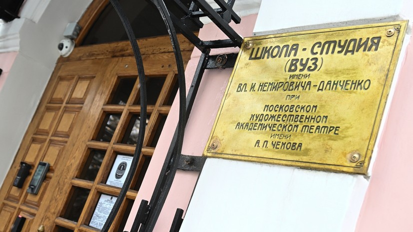 &laquo;Желаю удачи и терпения&raquo;: Богомолов попросил освободить его от должности и. о. ректора Школы-студии МХАТ