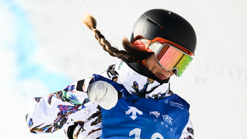 Китайскую сноубордистку эвакуировали на спасательных санях после падения на Олимпиаде