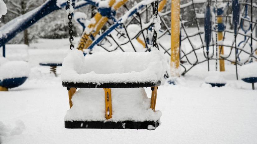 Родителям рассказали о действиях на случай, если у ребёнка примёрз язык к качелям
