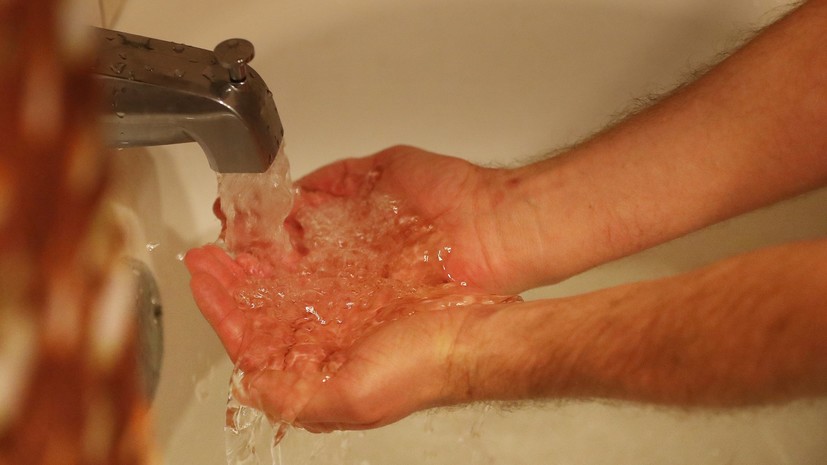 Дерматовенеролог Зиновкина посоветовала не греть руки под горячей водой