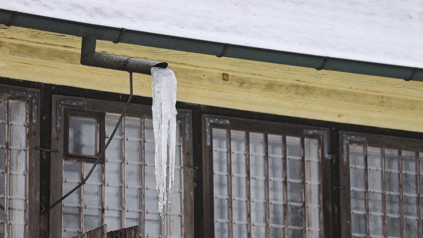 Юрист посоветовала обратиться в полицию, если упавшая сосулька повредила авто