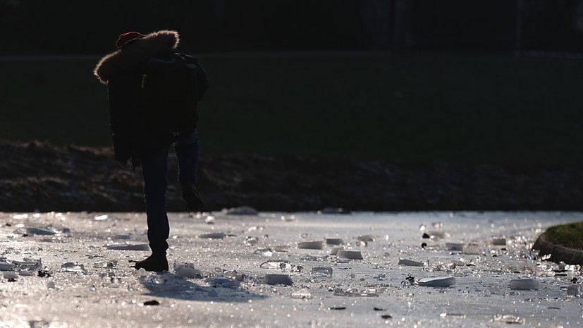 «СТРАНА.ua»: в Киеве мужчина провалился под лёд, спасаясь от сотрудников ТЦК